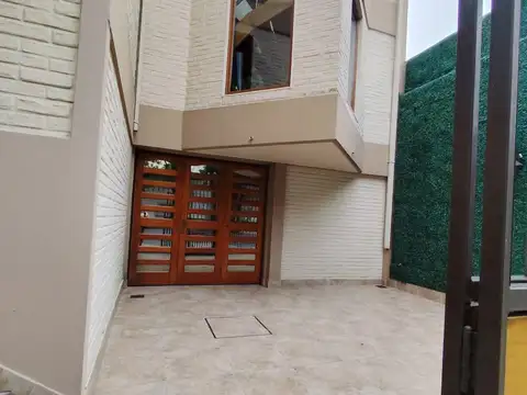 Casa en Venta con 4 cocheras