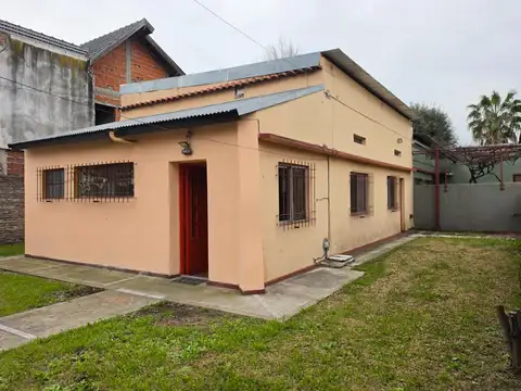 CASA  2 DORMITORIOS, PARQUE Y GARAGE