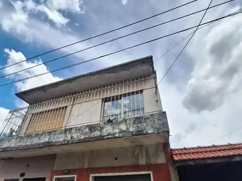 Venta Quilmes O. Depto tipo casa c/ gge/local 2 dorm y patio