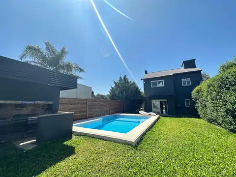 Alquiler - Casa de dos dormitorios, jardin y pileta en Andino