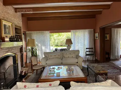Chalet clásico de ladrillo y tejas en venta en Las Lomas-Jockey
