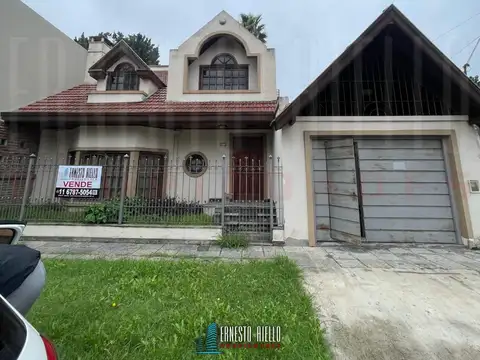 VENTA CASA DE TRES AMBIENTES MAS ESTUDIO CON POTENCIAL REAL DE HACER MAS DORMITORIOS, COCHERA PARA VARIOS VEHICULOS. EZPELETA OESTE.