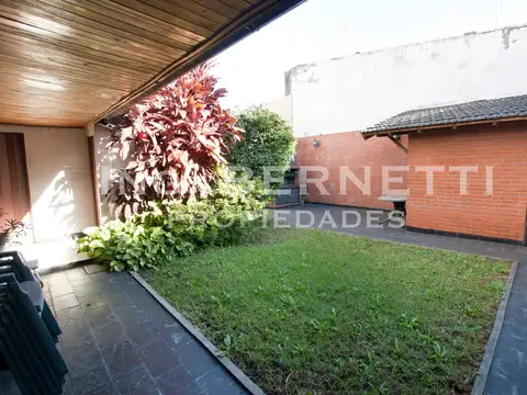 Tipo Casa 4 ambientes con jardín - Muy buena ubicación - 