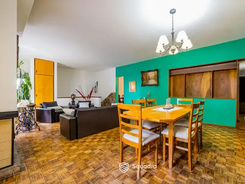 Casa en planta alta de 3 dormitorios, 3 locales y 1 galpón, Cinco esquinas, Rosario.