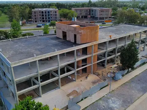 Exclusivo local en parque comercial villa allende