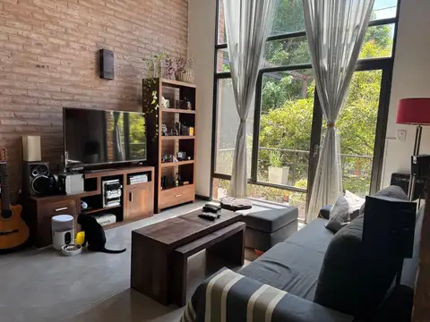 Amplio PH con pileta y Parrilla propia en Martínez