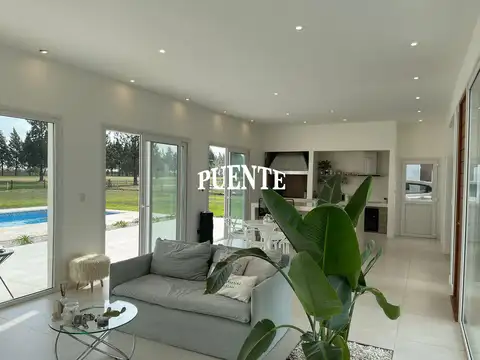 Casa 4 ambientes con 2 baños