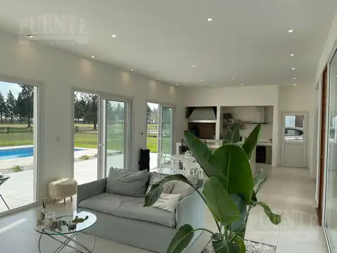 Casa 4 ambientes con 2 baños