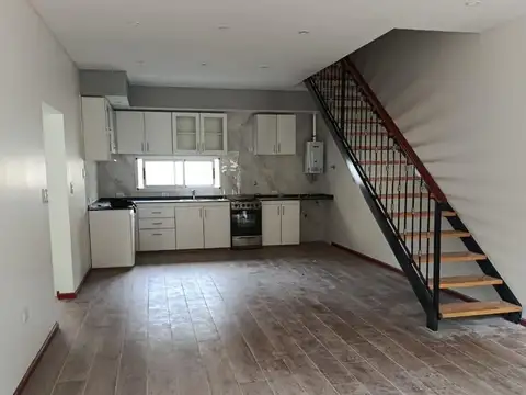 Depto Tipo Casa en Alquiler en Pompeya, $ 800.000