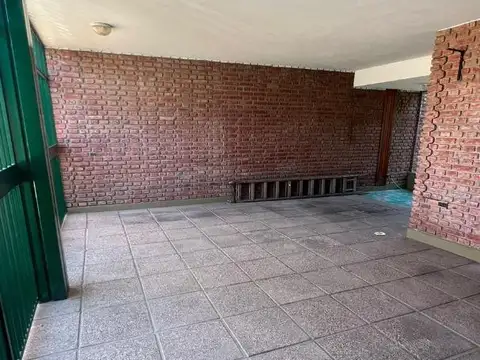 Casa en Alquiler con 4 cocheras