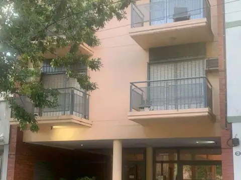 Gurruchaga al 1900, Palermo Soho. Monoambiente. Piso 2 Al frente. Balcón. Impecable. Muy luminoso. Superficie total y cubierta: 37 m2. Expensas bajas. Muy canchero. Excelente ubicación. Cochera fija