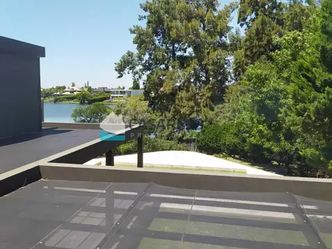 Casa 5 ambientes con 4 baños