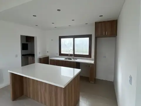 Casa 4 ambientes con 3 baños