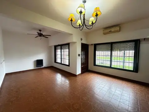 Casa en Alquiler con 2 cocheras