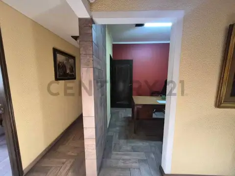 GRAN OFICINA EXCELENTE UBICACIÓN - RECEPCIÓN Y 5 PRIVADOS -