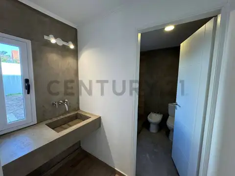 Casa 4 ambientes con 2 baños