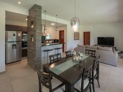 Casa 5 ambientes con 4 baños