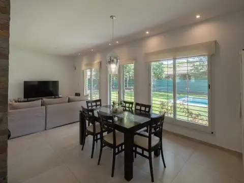 Casa en Venta con 2 cocheras
