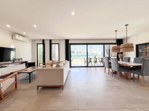 Casa 7 ambientes con 4 baños