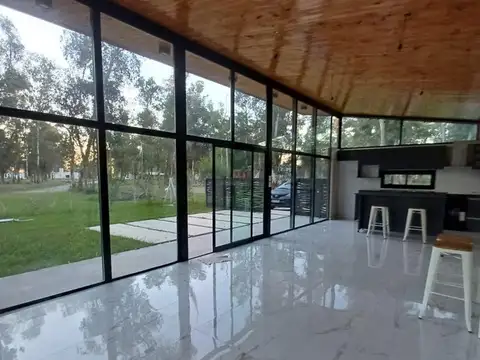 Casa en venta - 2 Dormitorios 2 Baños - Florencio Varela