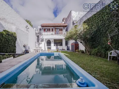 Casa en Villa Pueyrredon 5 Ambientes, Cochera, Jardín y Pileta.