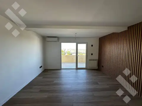 En venta, Departamento de 2 dormitorios,  balcon y cochera, Totalmente Renovado, Calle Belgrano, Neu