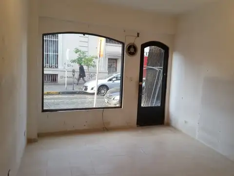 Local Comercial en Centro de San Isidro a 1 cuadra de Belgrano y de Tribunales. Excelente estado