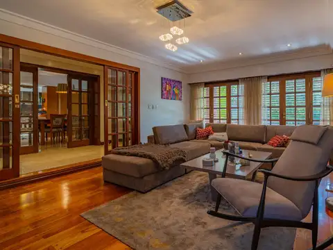 Casa en Alquiler con 3 cocheras