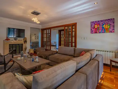 Importante residencia en el exclusivo barrio Los Troncos