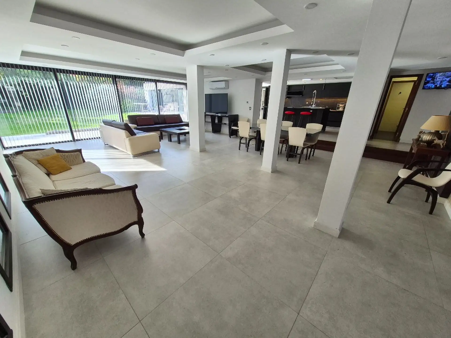 Chalet de estilo moderno en venta en Parque Luro