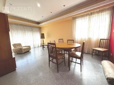 Departamento en venta. Al frente. Colon y Corrientes.Tres ambientes con dependencia de servicio,