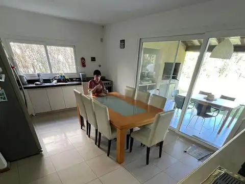 Casa 8 ambientes con 4 baños