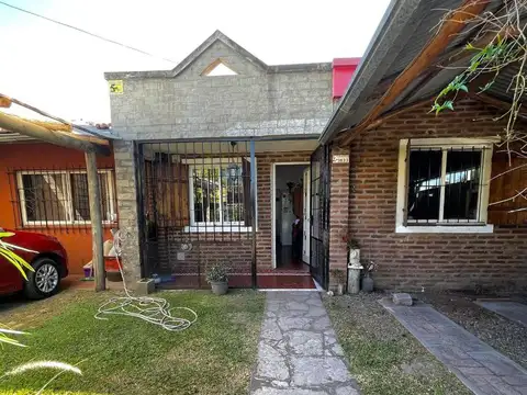 Venta, Casa, 4 ambientes, Apto Crédito, Estudio, Cochera, Piscina, Jardín, Villa udaondo, Ituzaingó.
