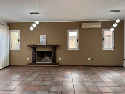 Casa en Alquiler con 3 cocheras