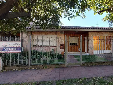 BUEN CHALET 4 AMB S/LOTE DE 10 X 30 MTS C/PILETA!