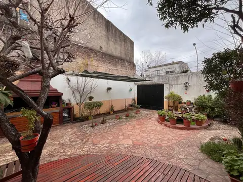 CASA EN VENTA CASEROS 5 AMB PERMUTA  A. CREDITO