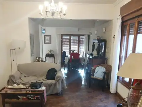 Casa 8 ambientes con 2 baños