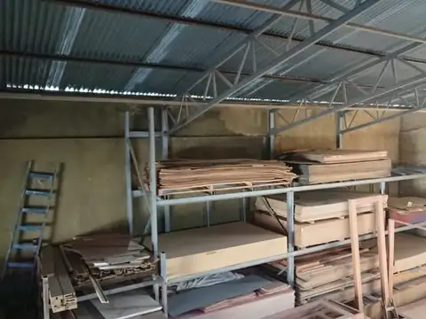 Galpón 667 m2, ubicado a mts. de Avda. Juan Manuel de Rosas