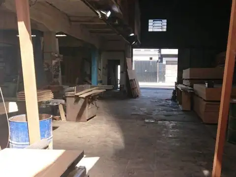 Galpón 667 m2, ubicado a mts. de Avda. Juan Manuel de Rosas