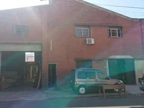 Galpón 667 m2, ubicado a mts. de Avda. Juan Manuel de Rosas