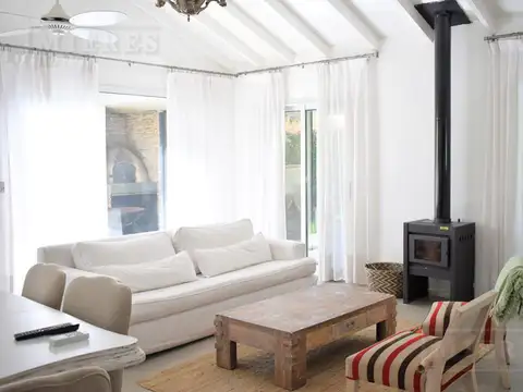 Casa 7 ambientes con 2 baños