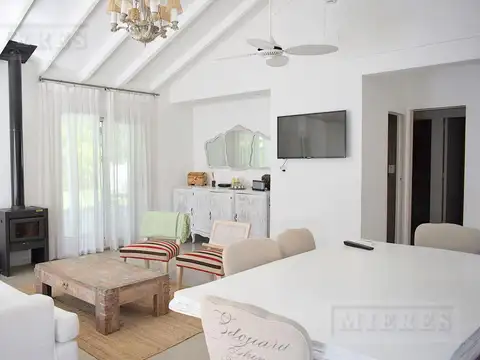 Casa en Alquiler con 2 cocheras