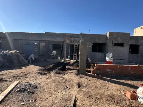 VENTA - CASA DE 3 DORMITORIOS EN DON MATEO, FUNES.