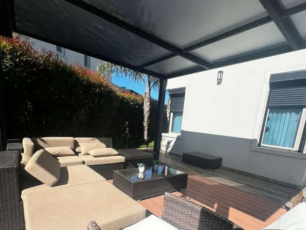 Casa - 276  m² Cubierta | 5 dormitorios | 5 años | 5 baños | 6 ambientes | 6 cocheras