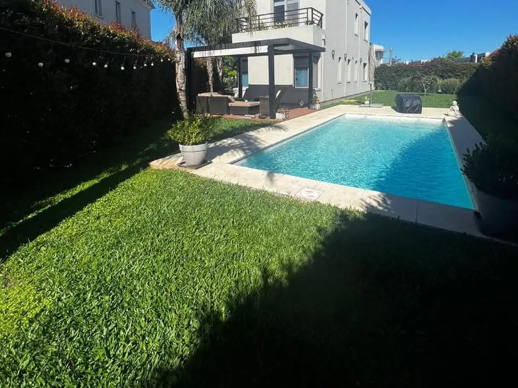 Casa en Alquiler con cochera