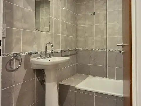 Departamento 2 ambientes tipo casa,  Planta baja al frente c/ patio,  reciclado a nuevo, baño completo, dormitorio