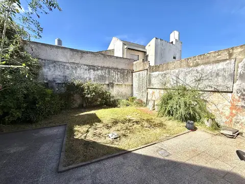 Casa en venta de 4 ambientes con jarín y cochera - Avellaneda