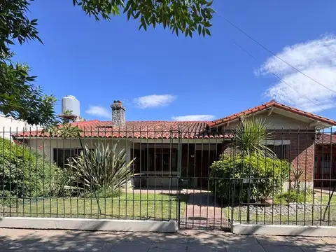 CASA 4 AMBIENTES GRAN PARQUE Y PILETA EN MERLO EN VENTA