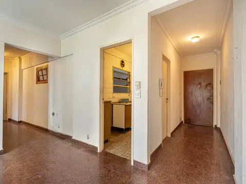 Departamento a refaccionar, 3 ambientes, balcón corrido.