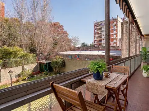 Departamento a refaccionar, 3 ambientes, balcón corrido.